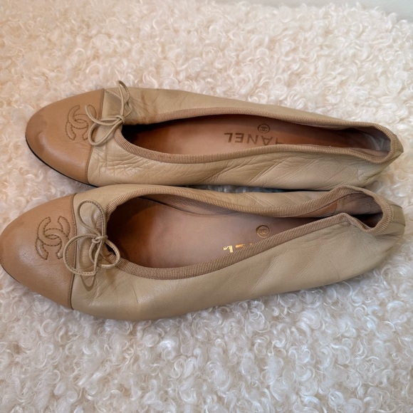 CHANEL Tan and Cream Cap Toe Logo Ballet Flats 38.5 - Picture 4 of 9